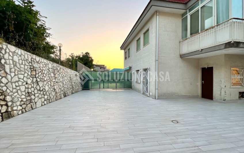 SC1295 Appartamento ristrutturato con spazio esterno in pieno centro ad Agropoli