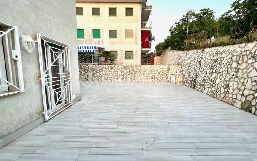 SC1295 Appartamento ristrutturato con spazio esterno in pieno centro ad Agropoli