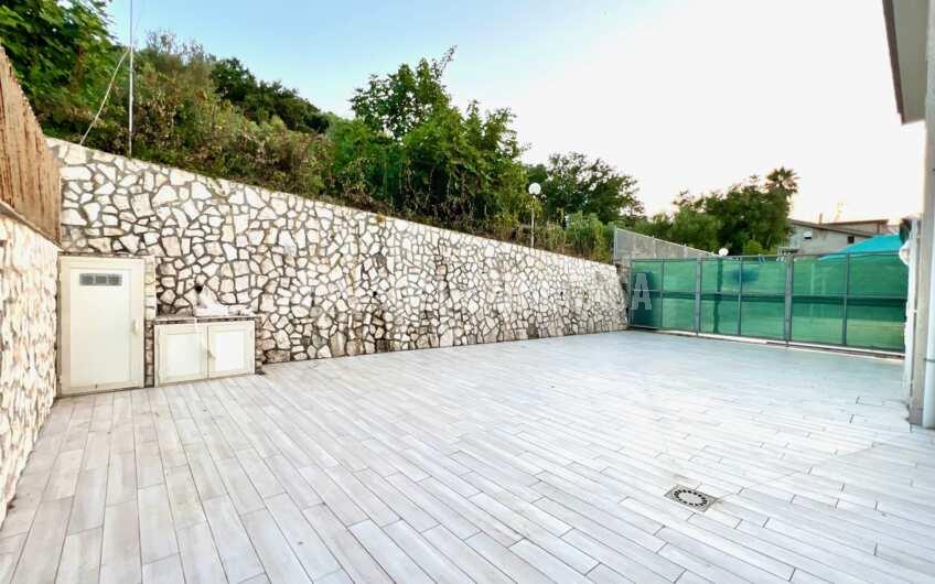 SC1295 Appartamento ristrutturato con spazio esterno in pieno centro ad Agropoli