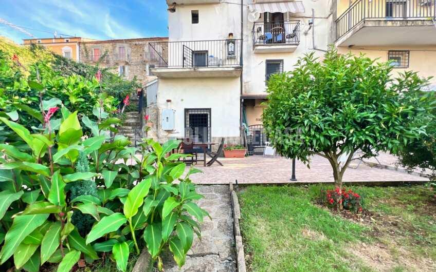SC1305 Villetta su 2 livelli con giardino ed ingresso indipendente sul corso di Rutino