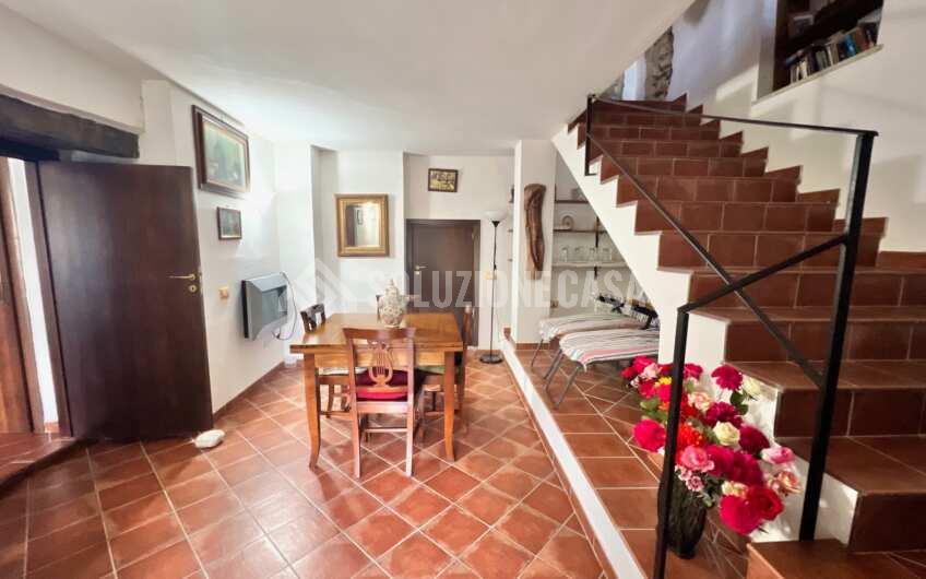 SC1305 Villetta su 2 livelli con giardino ed ingresso indipendente sul corso di Rutino
