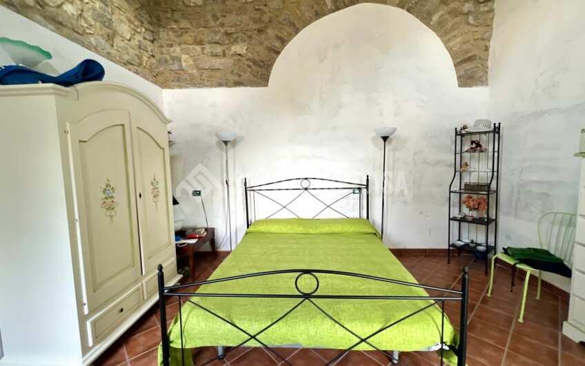 SC1305 Villetta su 2 livelli con giardino ed ingresso indipendente sul corso di Rutino