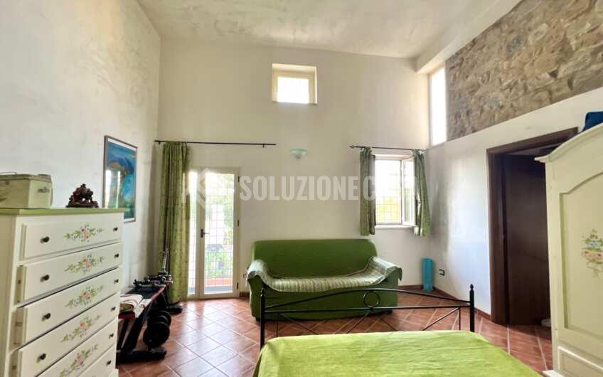 SC1305 Villetta su 2 livelli con giardino ed ingresso indipendente sul corso di Rutino