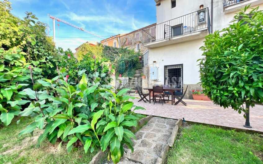 SC1305 Villetta su 2 livelli con giardino ed ingresso indipendente sul corso di Rutino