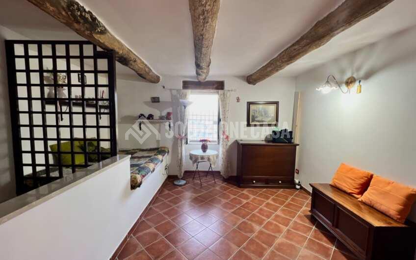 SC1305 Villetta su 2 livelli con giardino ed ingresso indipendente sul corso di Rutino
