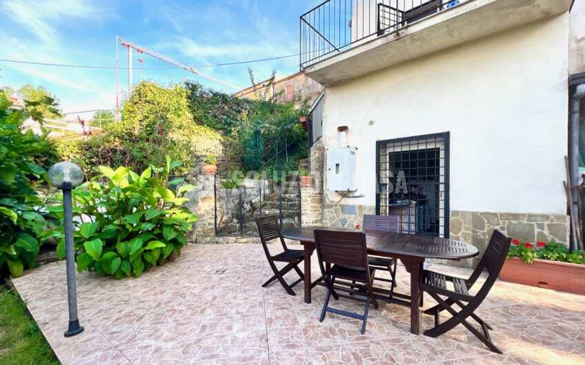 SC1305 Villetta su 2 livelli con giardino ed ingresso indipendente sul corso di Rutino