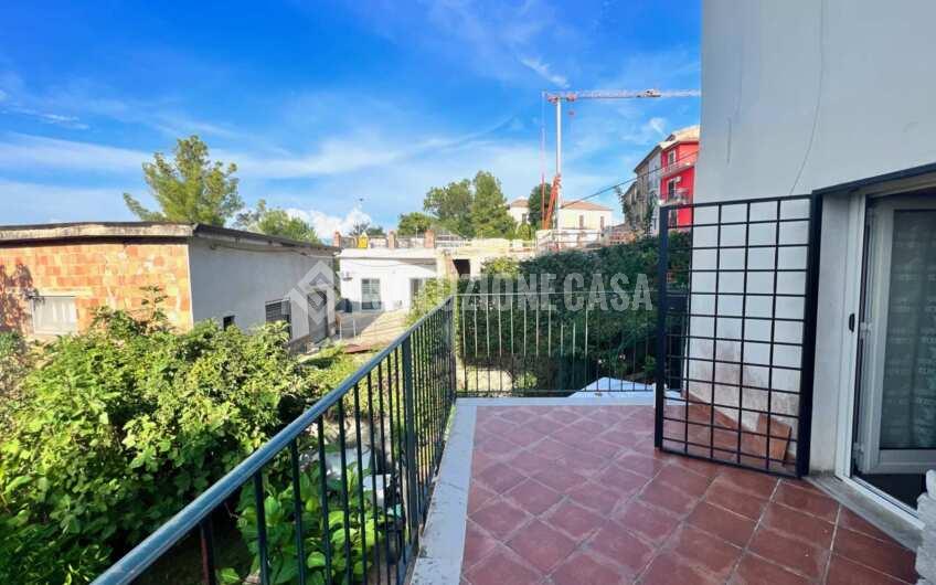 SC1305 Villetta su 2 livelli con giardino ed ingresso indipendente sul corso di Rutino