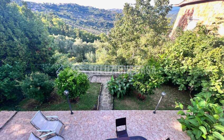 SC1305 Villetta su 2 livelli con giardino ed ingresso indipendente sul corso di Rutino