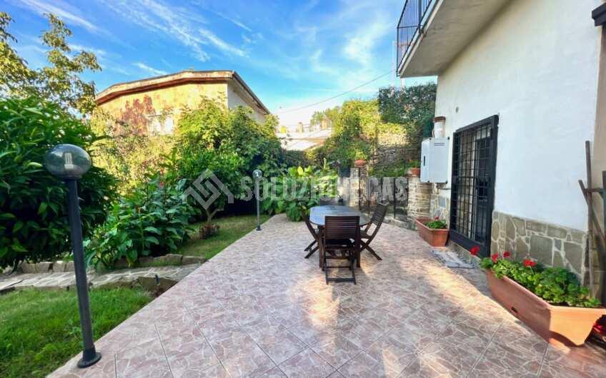 SC1305 Villetta su 2 livelli con giardino ed ingresso indipendente sul corso di Rutino