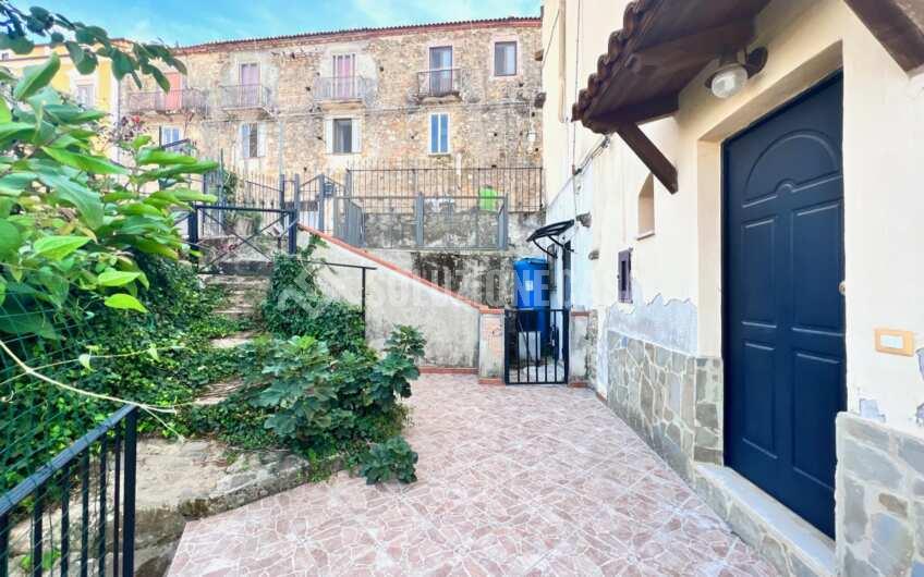 SC1305 Villetta su 2 livelli con giardino ed ingresso indipendente sul corso di Rutino