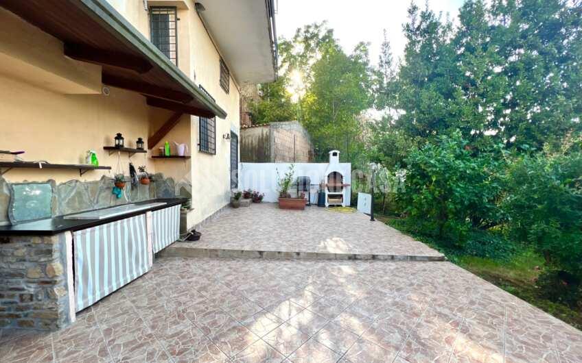 SC1305 Villetta su 2 livelli con giardino ed ingresso indipendente sul corso di Rutino