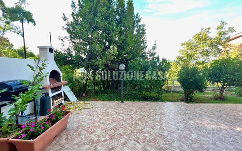 SC1305 Villetta su 2 livelli con giardino ed ingresso indipendente sul corso di Rutino