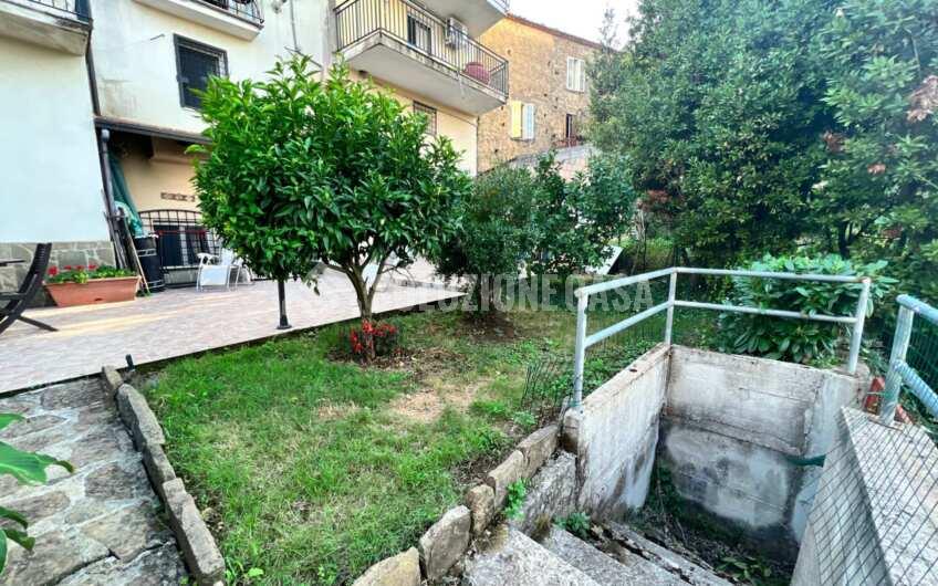 SC1305 Villetta su 2 livelli con giardino ed ingresso indipendente sul corso di Rutino