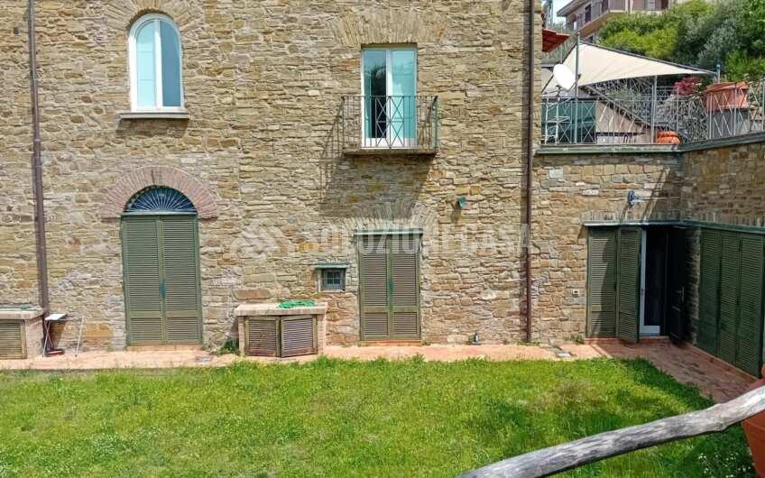 SC1338 Appartamento con giardino in casale in pietra vista mare a Castellabate