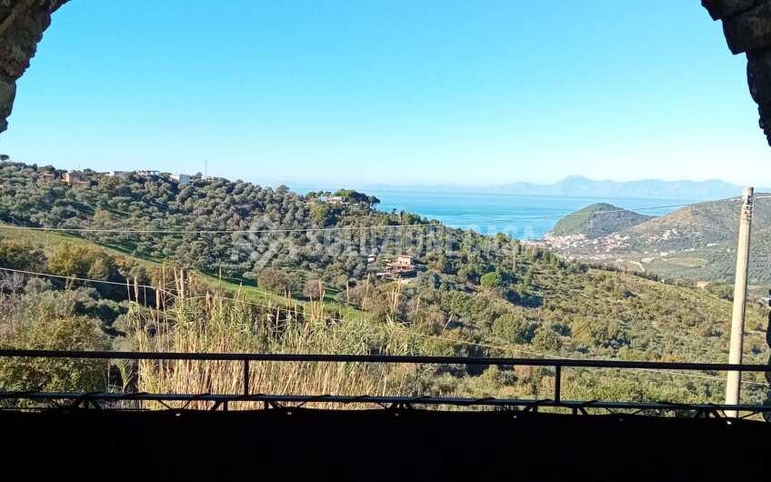 SC1338 Appartamento con giardino in casale in pietra vista mare a Castellabate