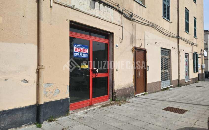 SCD1342 Locale commerciale fronte strada a Sapri zona stazione
