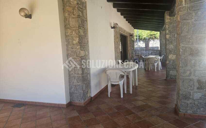 SCD1376 Stupenda villa in pietra con ampio giardino a Scario