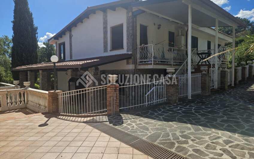 SCD1376 Stupenda villa in pietra con ampio giardino a Scario