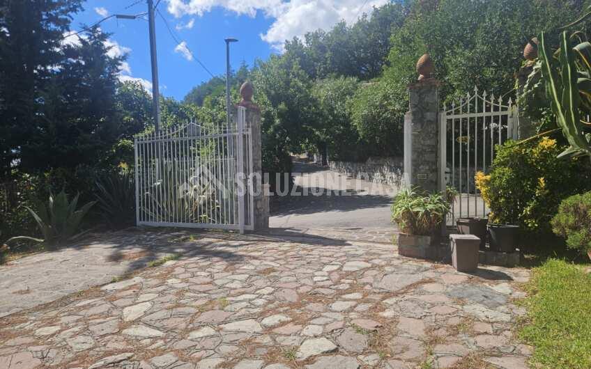 SCD1376 Stupenda villa in pietra con ampio giardino a Scario