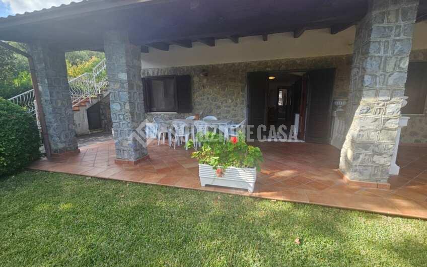 SCD1376 Stupenda villa in pietra con ampio giardino a Scario