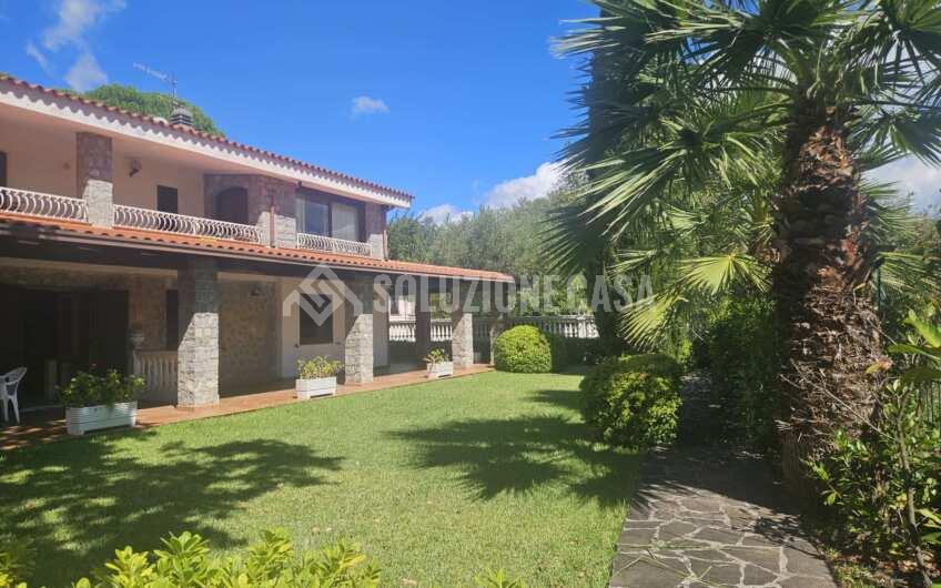 SCD1376/a Appartamenti con giardino in una stupenda villa a Scario