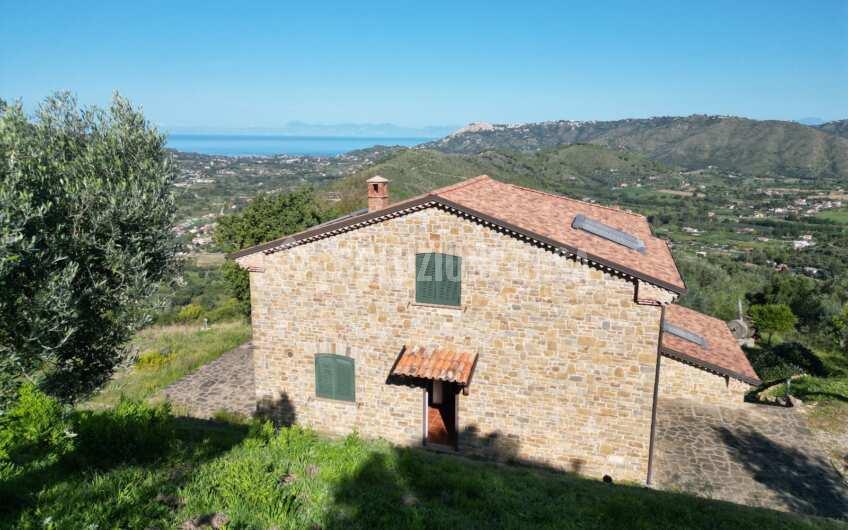 SC1378 Casale tipico cilentano  vista mare immerso negli uliveti a Montecorice