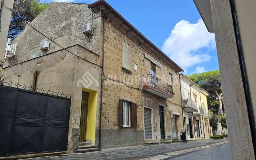 SC1385 Fabbricato con loggia vista mare sul corso di Santa Maria di Castellabate
