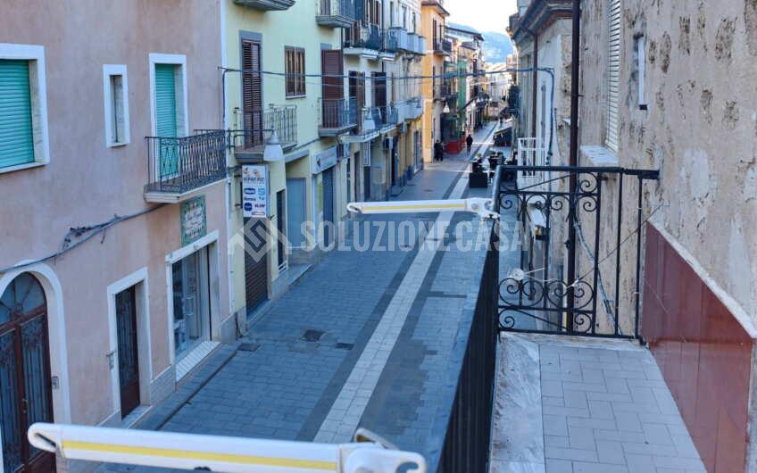 SC1385 Fabbricato con loggia vista mare sul corso di Santa Maria di Castellabate