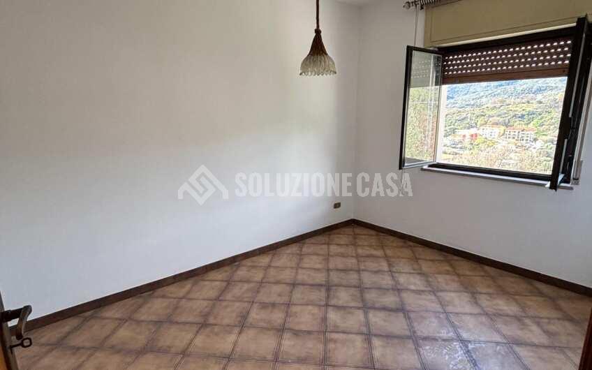 SCD1392 Appartamento su due livelli con giardino e vista mare a Sapri