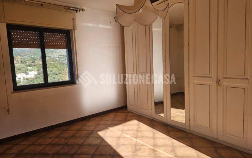 SCD1392 Appartamento su due livelli con giardino e vista mare a Sapri