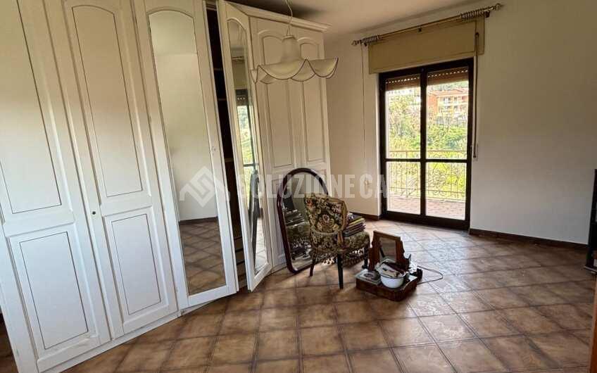 SCD1392 Appartamento su due livelli con giardino e vista mare a Sapri