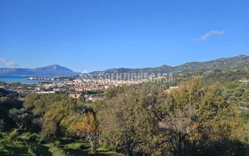 SCD1392 Appartamento su due livelli con giardino e vista mare a Sapri