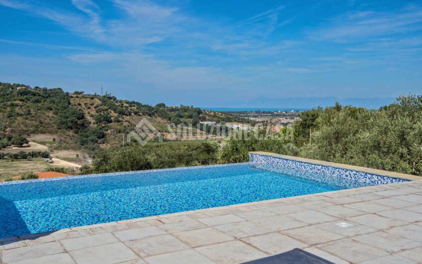 SC1405 Prestigiosa Villa panoramica con piscina a sfioro nel Cilento