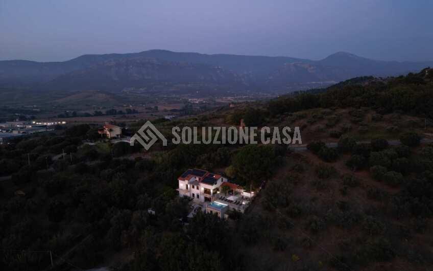 SC1405 Prestigiosa Villa panoramica con piscina a sfioro nel Cilento