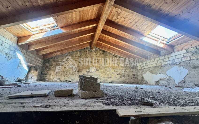 SC786 Appartamento da ristrutturare nel borgo di Ostigliano, Perito