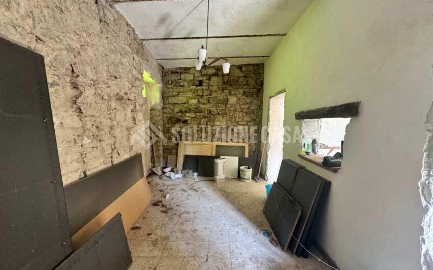 SC786 Appartamento da ristrutturare nel borgo di Ostigliano, Perito