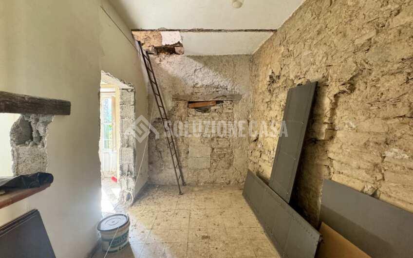 SC786 Appartamento da ristrutturare nel borgo di Ostigliano, Perito